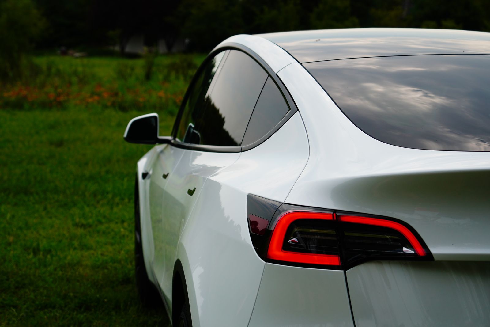 Detail bílé Tesly Model Y