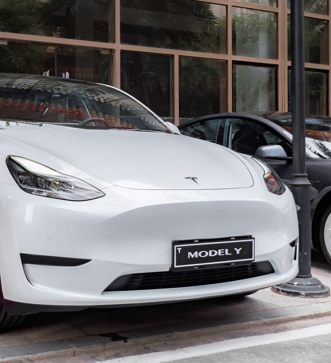 Bílá Tesla Model Y, vozidlo taxi služby ETAXI Zlín